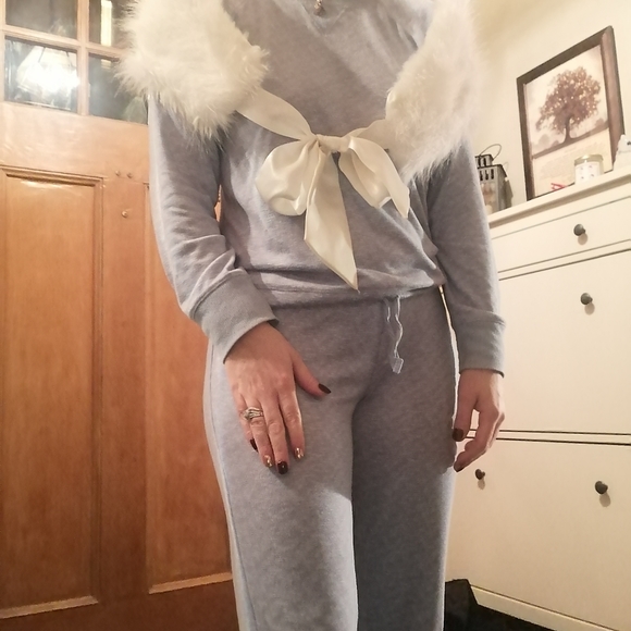 EUC beautiful faux fur white stole - Picture 3 of 5